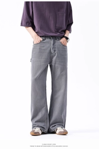 Dettaglio dei pantaloni da lavoro grigi da uomo, vestibilità ampia in tela con cuciture rinforzate