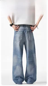 Detailansicht der hell gewaschenen Jeans mit großen Gesäßtaschen und V-Ziernähten