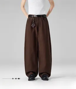 Détail d'un pantalon marron à coupe ajustée avec une ceinture en cuir noir et un tissu en coton