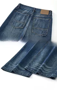 Dettagli dei jeans con tasche posteriori, etichetta in pelle e orlo dei pantaloni cucito