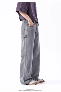 Dettaglio dei pantaloni cargo grigi vintage con tasche e cuciture in tela resistente