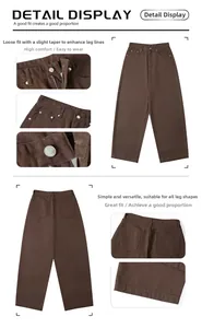 Détails de couture et boutons métalliques sur ce jean en denim marron foncé fuselé