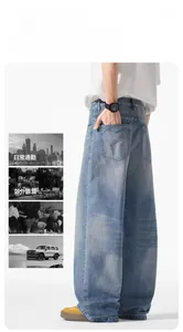 Detail der hellblauen Vintage-Jeans mit grüner Wellennaht an der Hintertasche für Herren