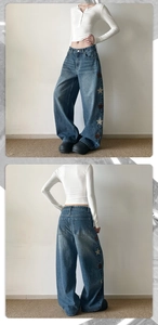 Détail d'un jean large bleu avec broderie d'étoiles et style délavé vintage américain