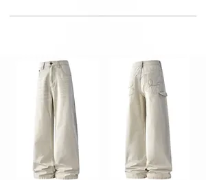 Dettaglio dei pantaloni utility kaki a gamba larga con ricamo e passante per attrezzi