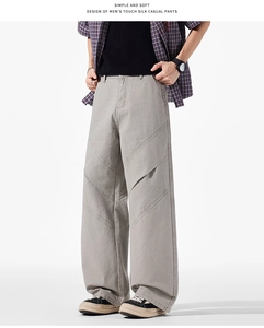 Détail du pantalon cargo pour homme avec une coupe large et des empiècements en diagonale