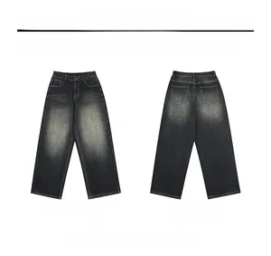 Vues avant et arrière du jean droit gris foncé délavé au style high street