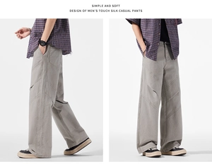 Détail du pantalon cargo gris à jambes larges avec tissu toucher soie et coutures diagonales