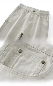 Dettaglio della vita e delle tasche anteriori rinforzate dei pantaloni da lavoro in tela khaki