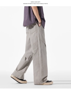 Vue dÃ©taillÃ©e du pantalon cargo ample avec tissu effet soie et coutures structurelles