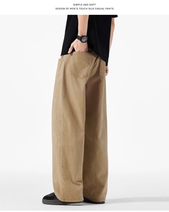 Dettaglio dei pantaloni larghi kaki da uomo in liscio tessuto Lyocell con tasca posteriore