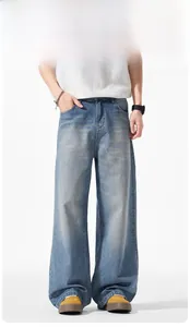 Detail der hellen Retro-Jeans mit weitem Bein, Stoffstruktur und Wascheffekt sichtbar