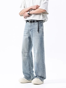 Jean droit bleu clair à jambes larges avec délavage vintage et ceinture tressée