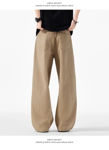Dettaglio dei pantaloni casual cachi da uomo con doppie tasche applicate e tessuto effetto seta