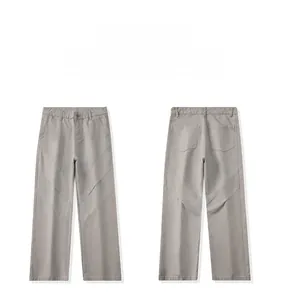 Détails d'un pantalon cargo gris avec coutures diagonales en V et finitions de qualité