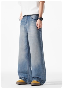Detail der hellblauen Vintage-Jeans mit weitem Bein und Cleanfit Streetstyle-Ästhetik