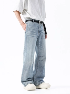 Jean denim bleu clair à coupe large avec effet délavé et style urbain tendance