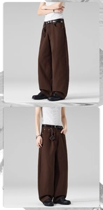 Gros plan d'un pantalon large marron avec ceinture en cuir noir et breloque vintage