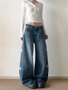 Jean large brodé d'étoiles avec un haut blanc ajusté pour un style urbain vintage