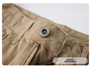 Dettaglio del bottone in metallo e della zip sui pantaloni larghi color kaki