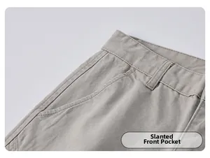 Gros plan sur les poches avant obliques et la taille d'un pantalon cargo rétro beige