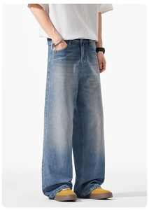 Nahaufnahme der hellblauen Vintage-Jeans für Herren mit weitem Bein und geradem Schnitt