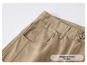 Dettaglio ravvicinato delle tasche anteriori oblique e del bottone su pantaloni kaki