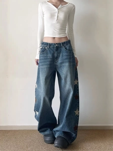 Jean large délavé rétro avec écussons étoiles marron et crop top blanc pour femmes