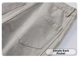 Détail de la poche arrière minimaliste sur pantalon en sergé de coton gris clair avec coutures