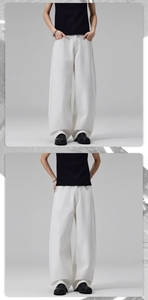 Détail du pantalon large en jean blanc montrant la texture du tissu et la coupe décontractée