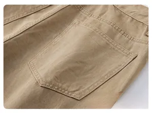 Primo piano dettagliato della tasca posteriore pulita di questi pantaloni casual kaki