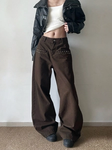 Brown high-waisted wide-leg cargo pants with silver star rivets in Y2K street style