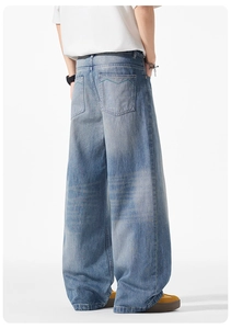 Detailansicht der weiten hellblauen Jeans mit Gesäßtaschen und Wellennaht-Verzierung