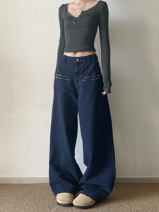 American street style straight cargo pants with star rivet accents and dark grey V-neck top