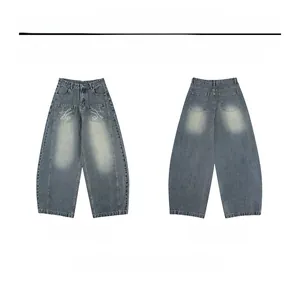 Dettagli fronte e retro dei jeans larghi blu retrò con grandi tasche ricamate