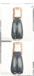 Vista frontale di jeans baggy a gamba larga con lavaggio retrò e cuciture bianche a contrasto