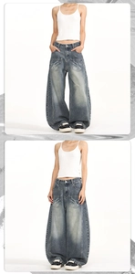 Dettaglio dei jeans baggy blu con grandi tasche anteriori e ricamo bianco decorativo