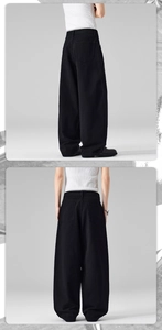 Détails de la coupe haute du pantalon noir large en denim avec poches arrière et coutures