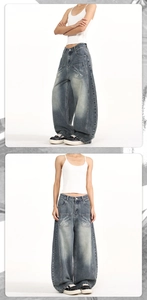 Dettaglio del ricamo bianco su jeans larghi baggy blu scuro lavato da uomo