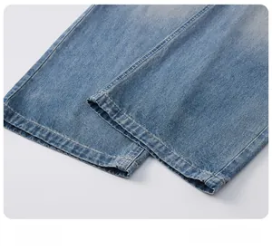 Nahaufnahme der hellblauen Vintage-Wasch-Denim-Jeans am Saum mit gerader Naht