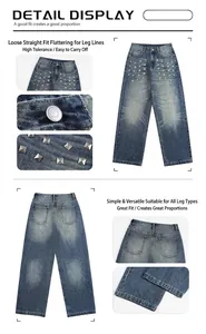 Vue détaillée du jean bleu délavé avec rivets carrés argentés et coupe jambe droite