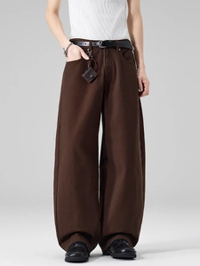 Pantalon large décontracté marron foncé avec ceinture noire et pochette en cuir suspendue