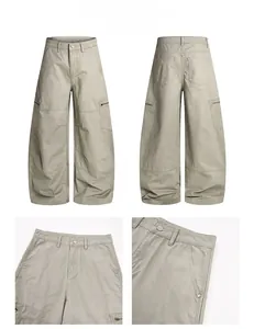 Détail du pantalon cargo kaki avec de grandes poches utilitaires et fermeture éclair
