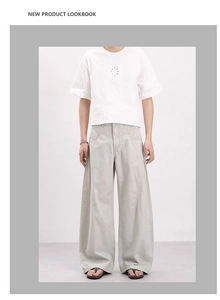 Détail du pantalon cargo gris clair avec empiècements 3D et coutures structurées