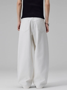 Pantalon en jean blanc à taille haute et jambe large pour femme vu de l'arrière