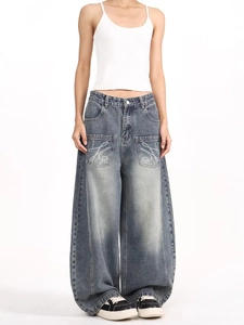 Jeans baggy blu slavato vintage con grandi tasche e ricamo a scritte bianche
