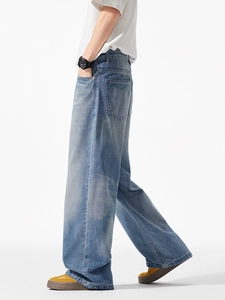 Helle Herren-Jeans mit weitem Bein im Vintage-Look und grünem M-Stich auf der Gesäßtasche