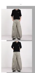 Vue détaillée du pantalon cargo kaki avec poches zippées et coutures de style militaire