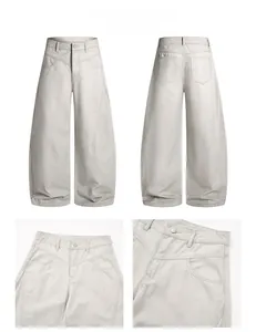 Détails du pantalon cargo beige clair à jambe large avec coutures plissées et coupe ample