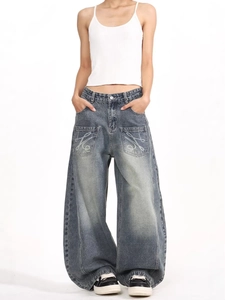 Jeans larghi a gamba ampia in blu vintage con ricami artistici sulle tasche grandi